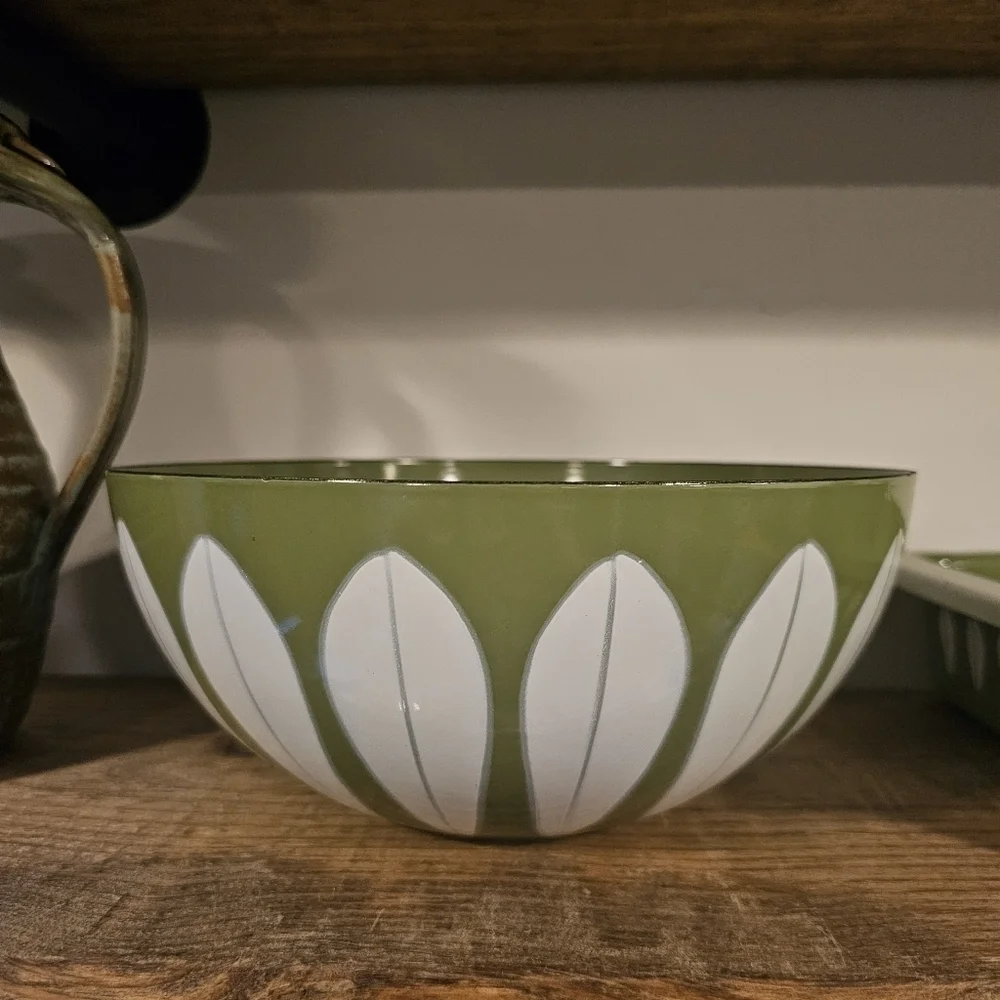 AMAZING CONDITION Catherine holm Mid Century Enamal Lotus Leaf Large Bowl